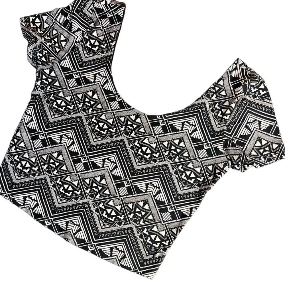 Pink Victoria’s Secret Geometric scoop neck crop top size medium Black White